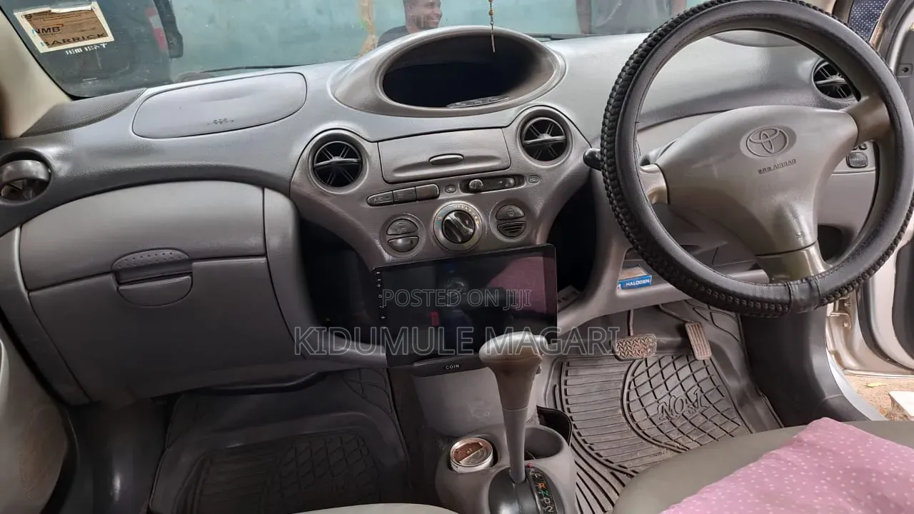 Toyota Vitz 2004 Silver