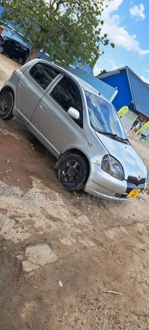 Toyota Vitz 2004 Silver