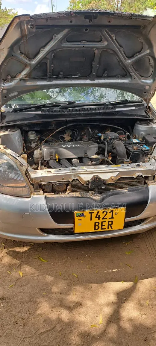 Toyota Vitz 2004 Silver