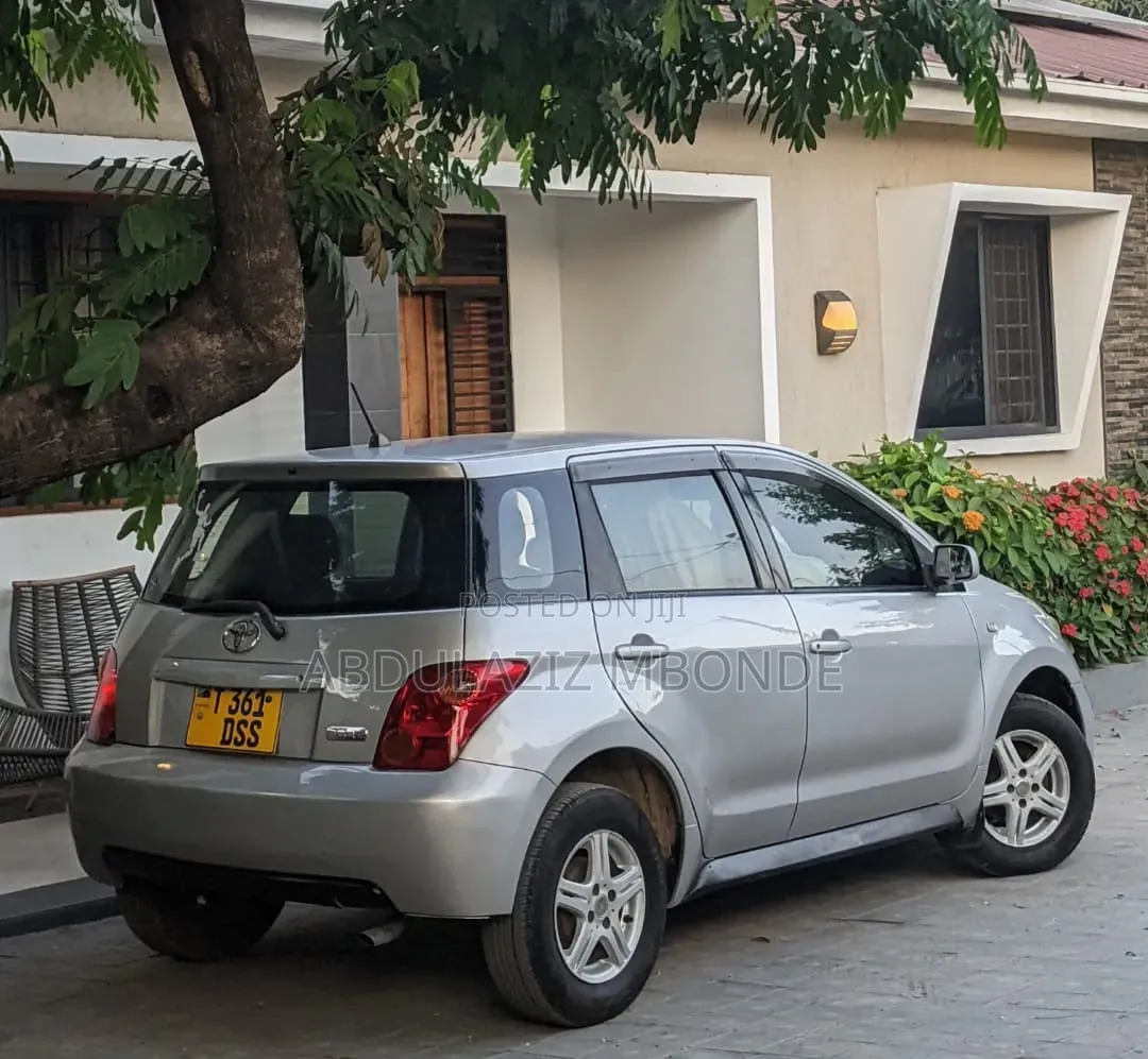Toyota IST 2012 Silver