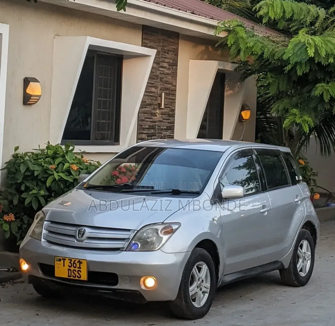 Toyota IST 2012 Silver