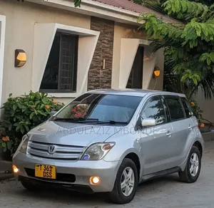 Toyota IST 2012 Silver