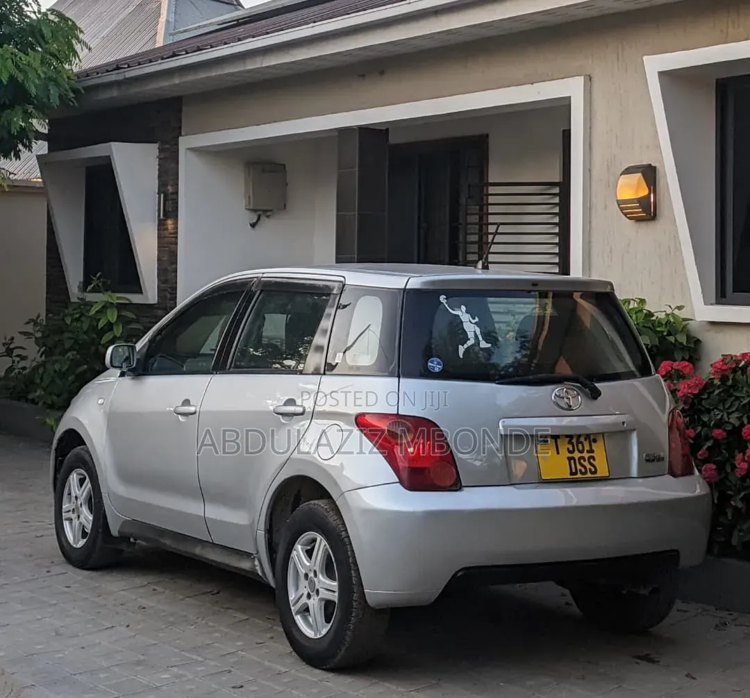 Toyota IST 2012 Silver
