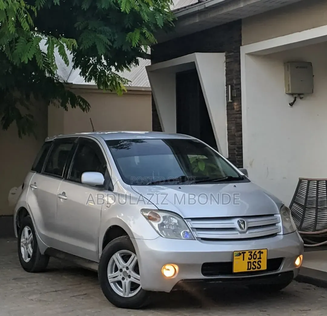 Toyota IST 2012 Silver