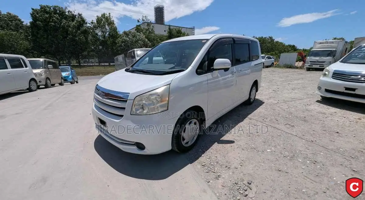 Toyota Noah 2010 Pearl