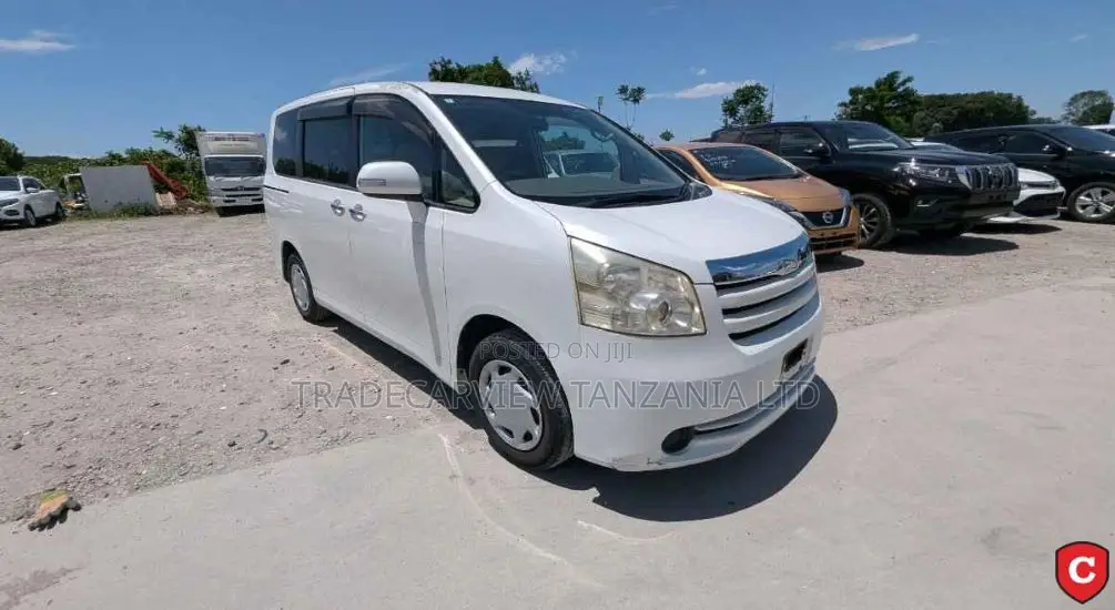 Toyota Noah 2010 Pearl