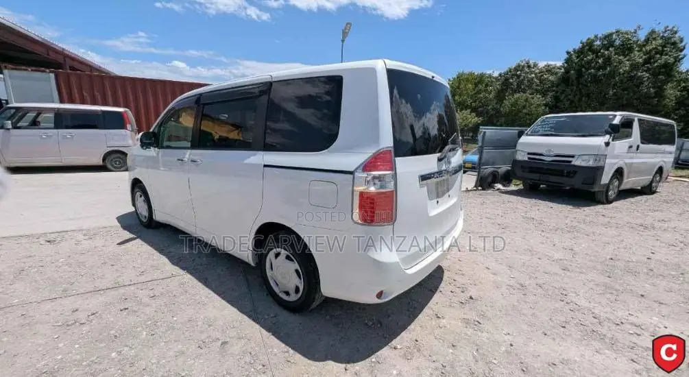 Toyota Noah 2010 Pearl