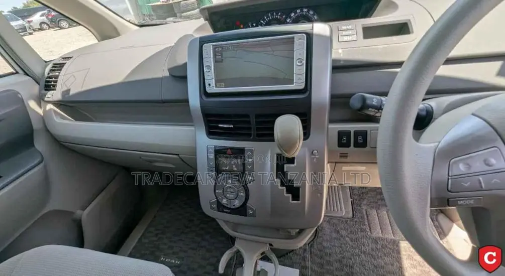 Toyota Noah 2010 Pearl
