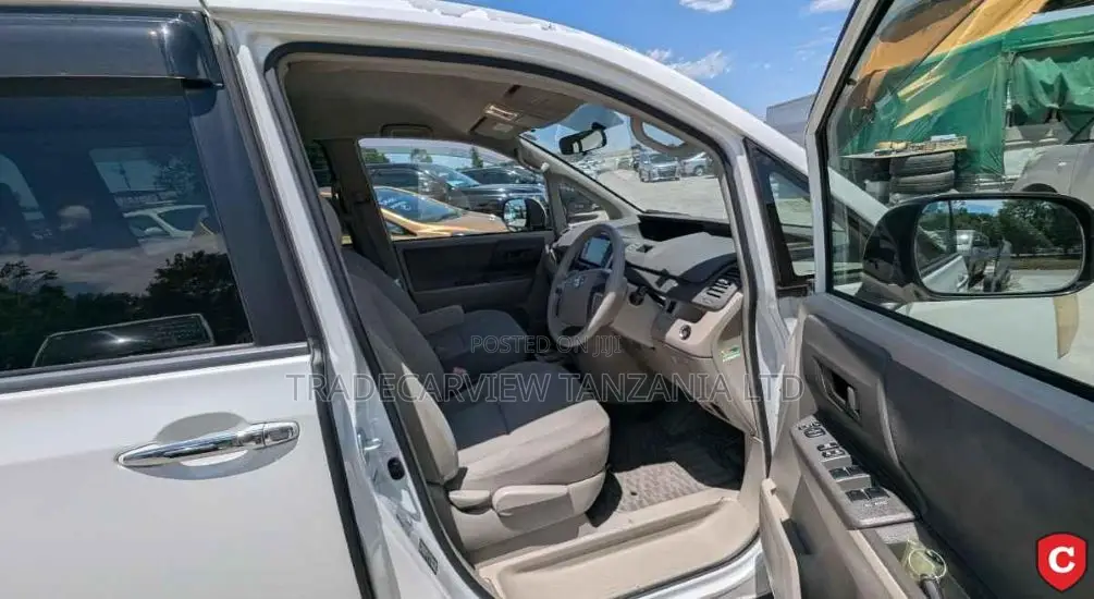 Toyota Noah 2010 Pearl