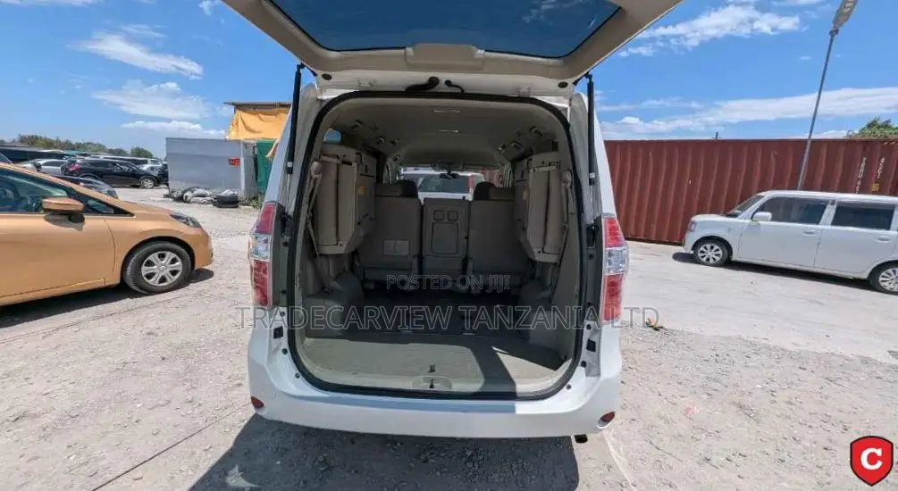Toyota Noah 2010 Pearl
