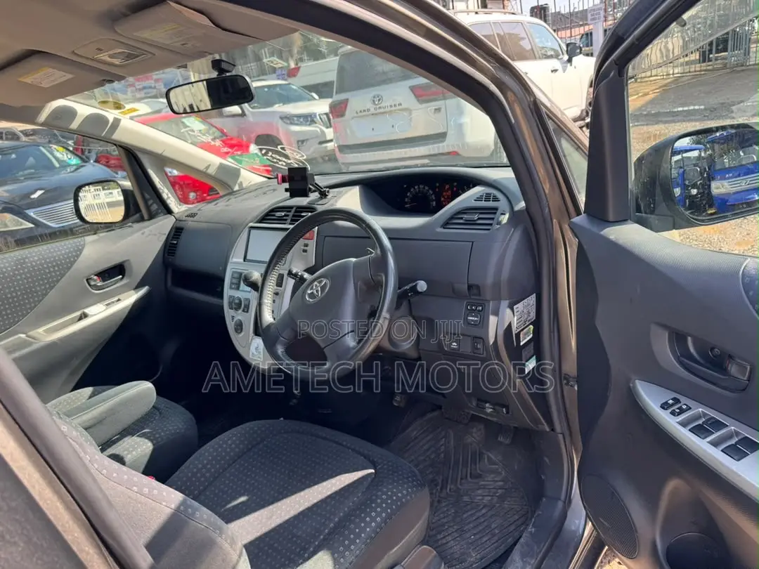 Toyota Ractis 2009 Gray