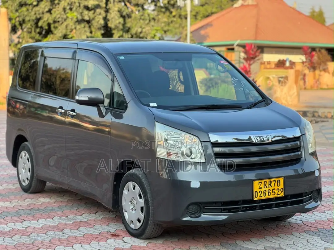 Toyota Noah 2.0 143hp AWD (7 Seater) 2008 Gray