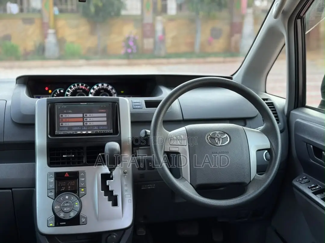 Toyota Noah 2.0 143hp AWD (7 Seater) 2008 Gray
