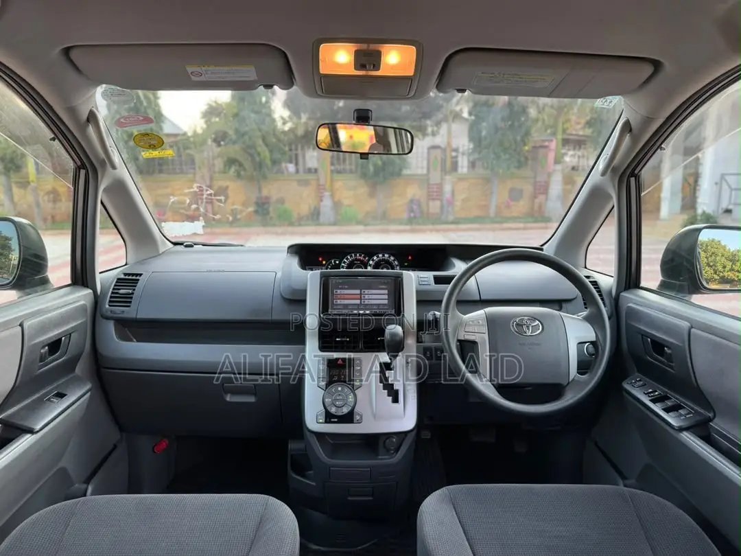 Toyota Noah 2.0 143hp AWD (7 Seater) 2008 Gray