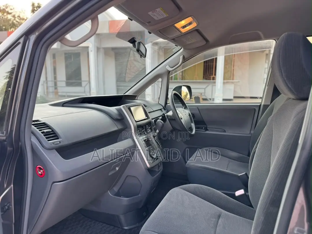 Toyota Noah 2.0 143hp AWD (7 Seater) 2008 Gray