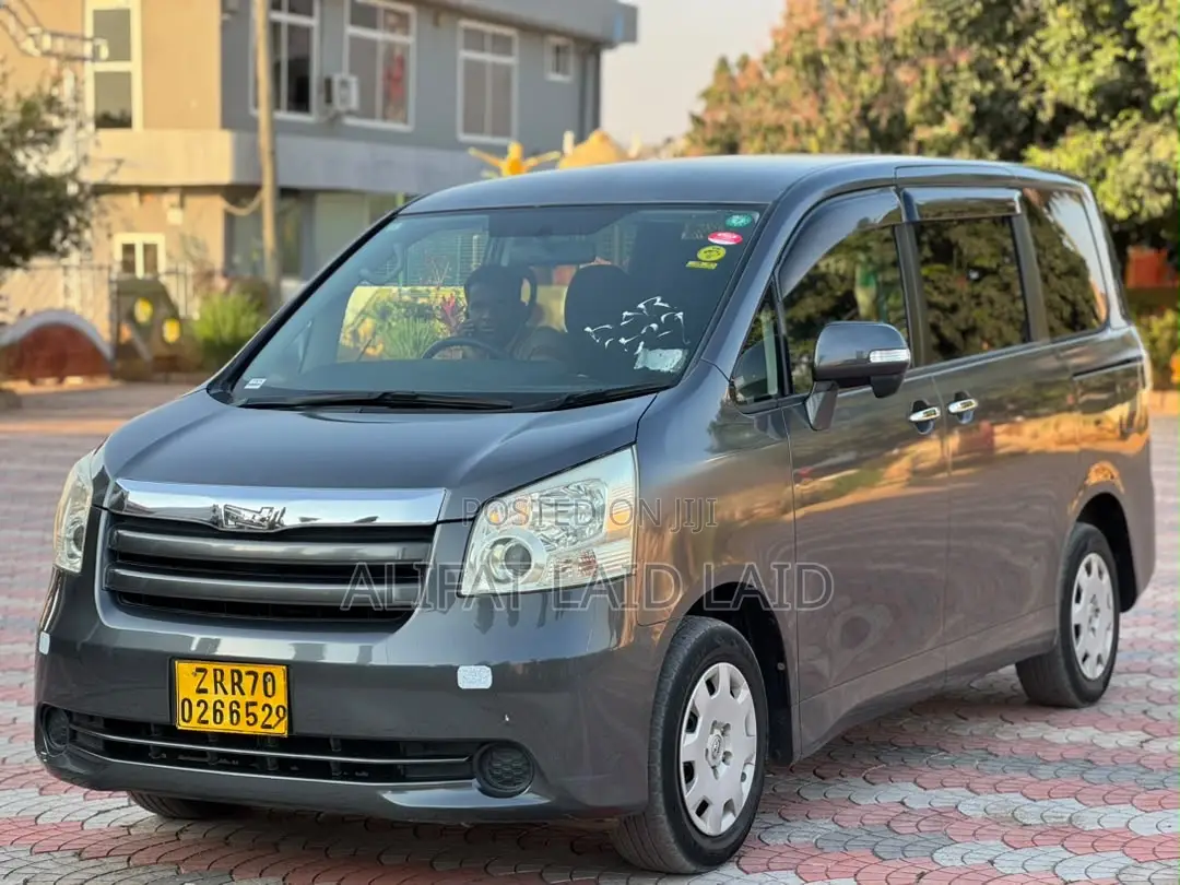 Toyota Noah 2.0 143hp AWD (7 Seater) 2008 Gray