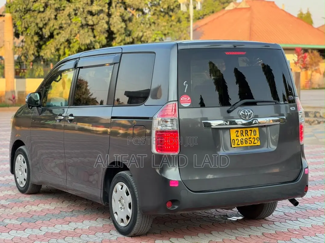 Toyota Noah 2.0 143hp AWD (7 Seater) 2008 Gray