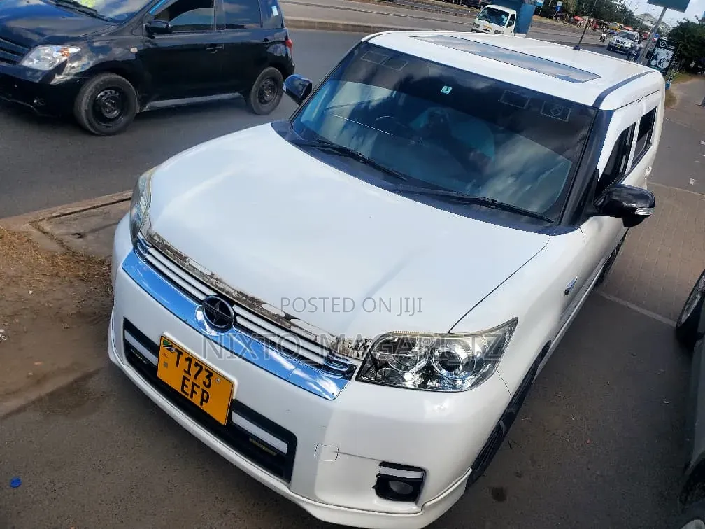 Toyota Corolla Rumion 2010 White