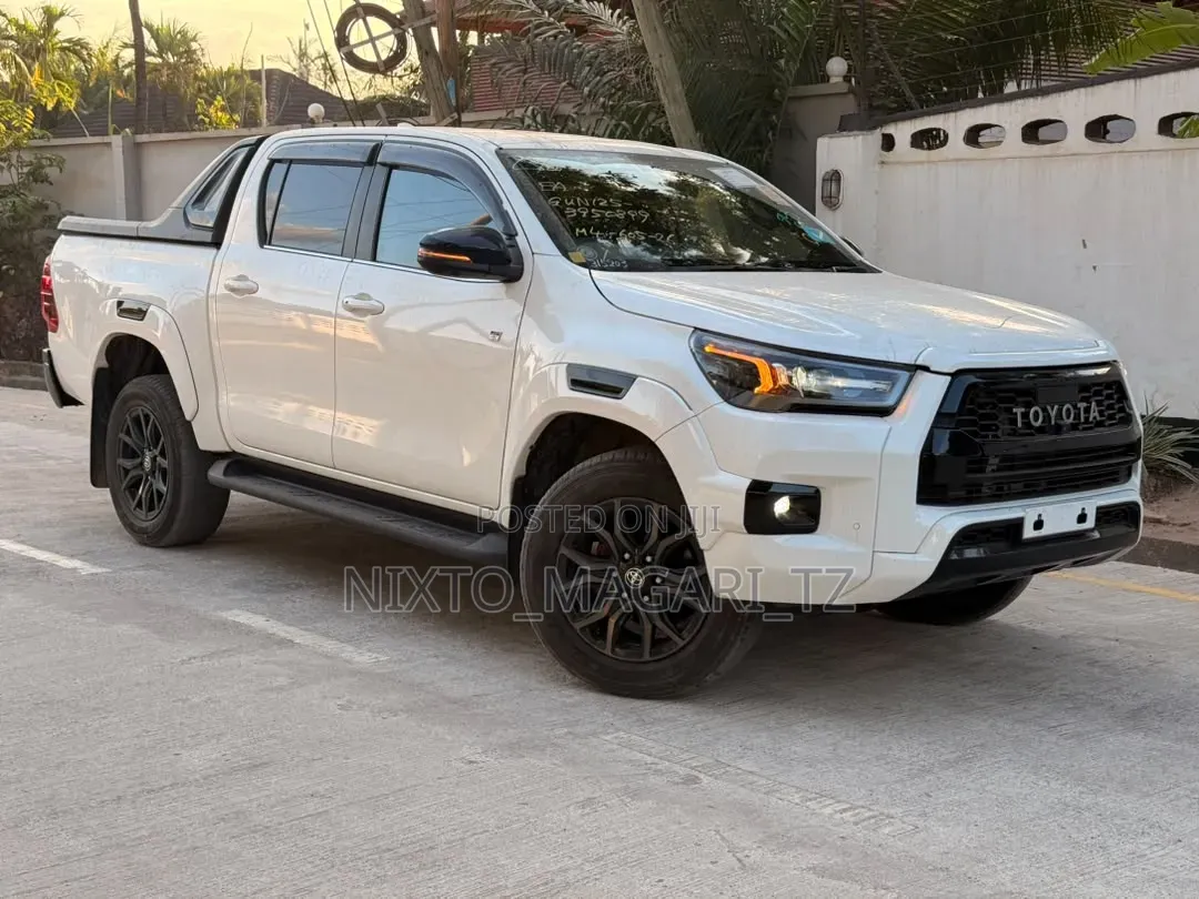 Toyota Hilux 2023 White
