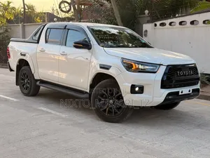 Toyota Hilux 2023 White
