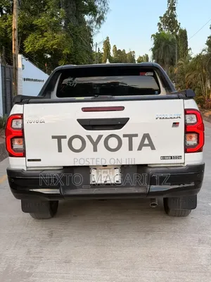 Toyota Hilux 2023 White