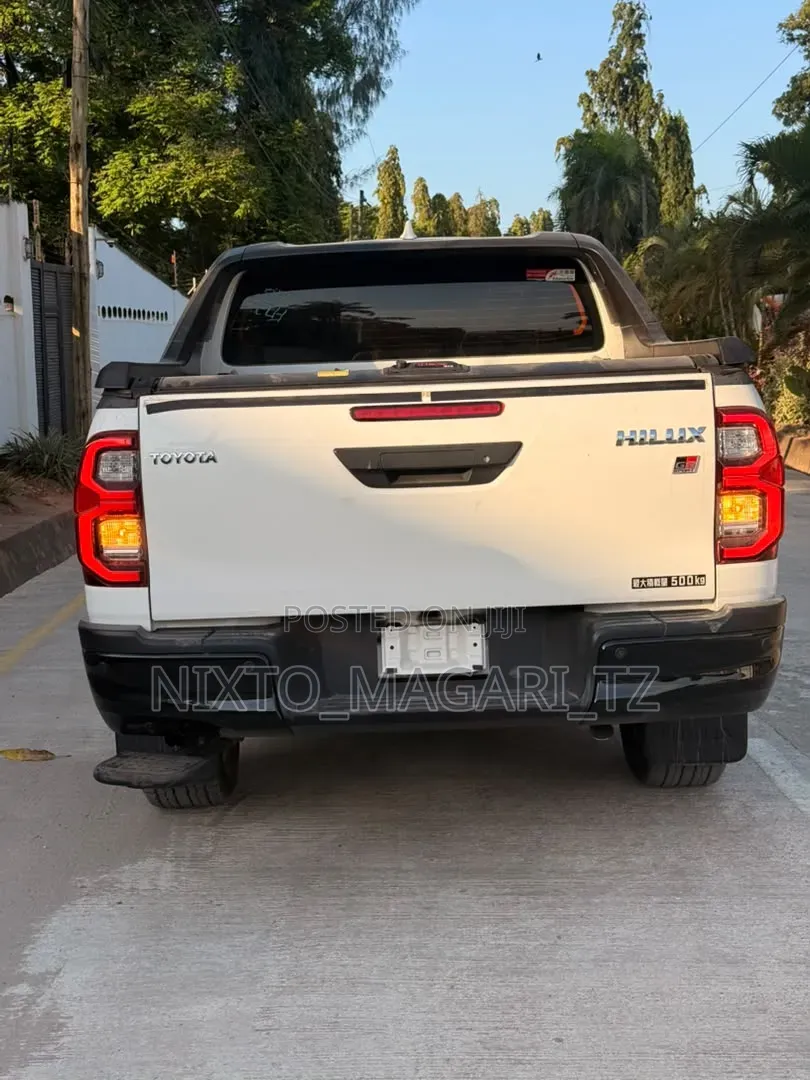 Toyota Hilux 2023 White