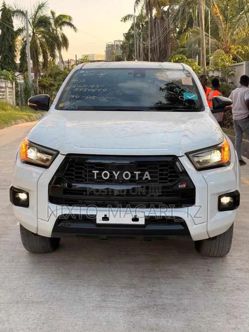 Toyota Hilux 2023 White