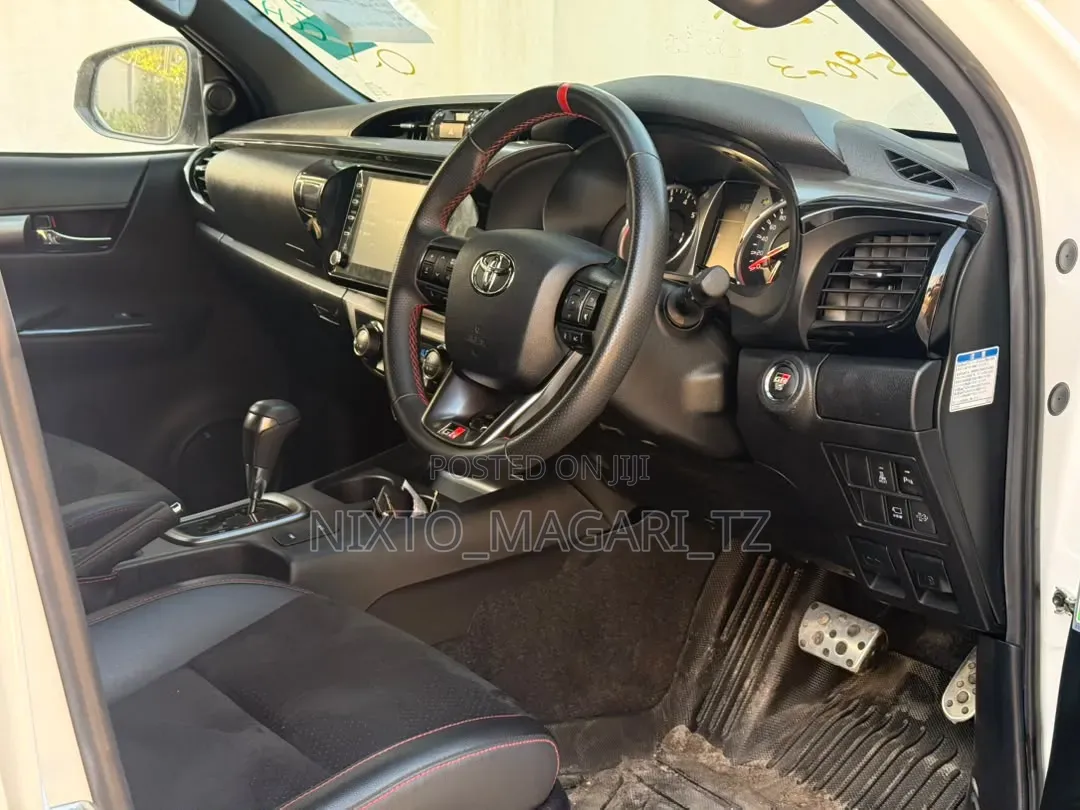 Toyota Hilux 2023 White