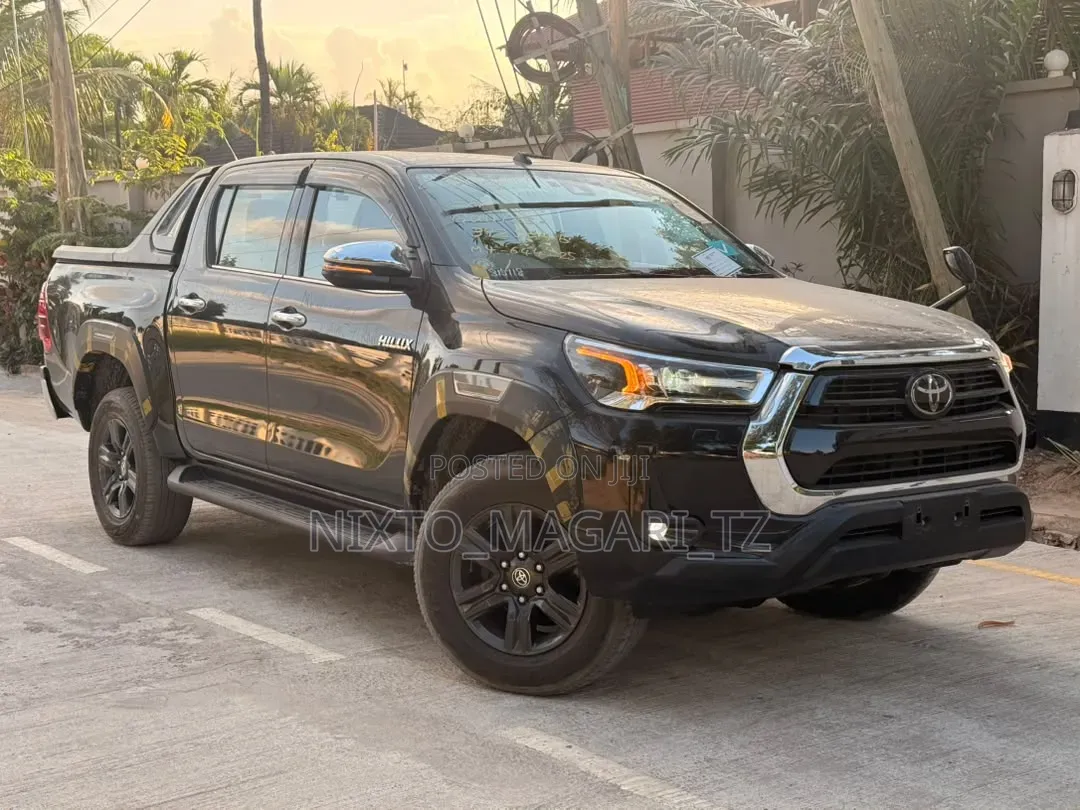 Toyota Hilux 2021 Black
