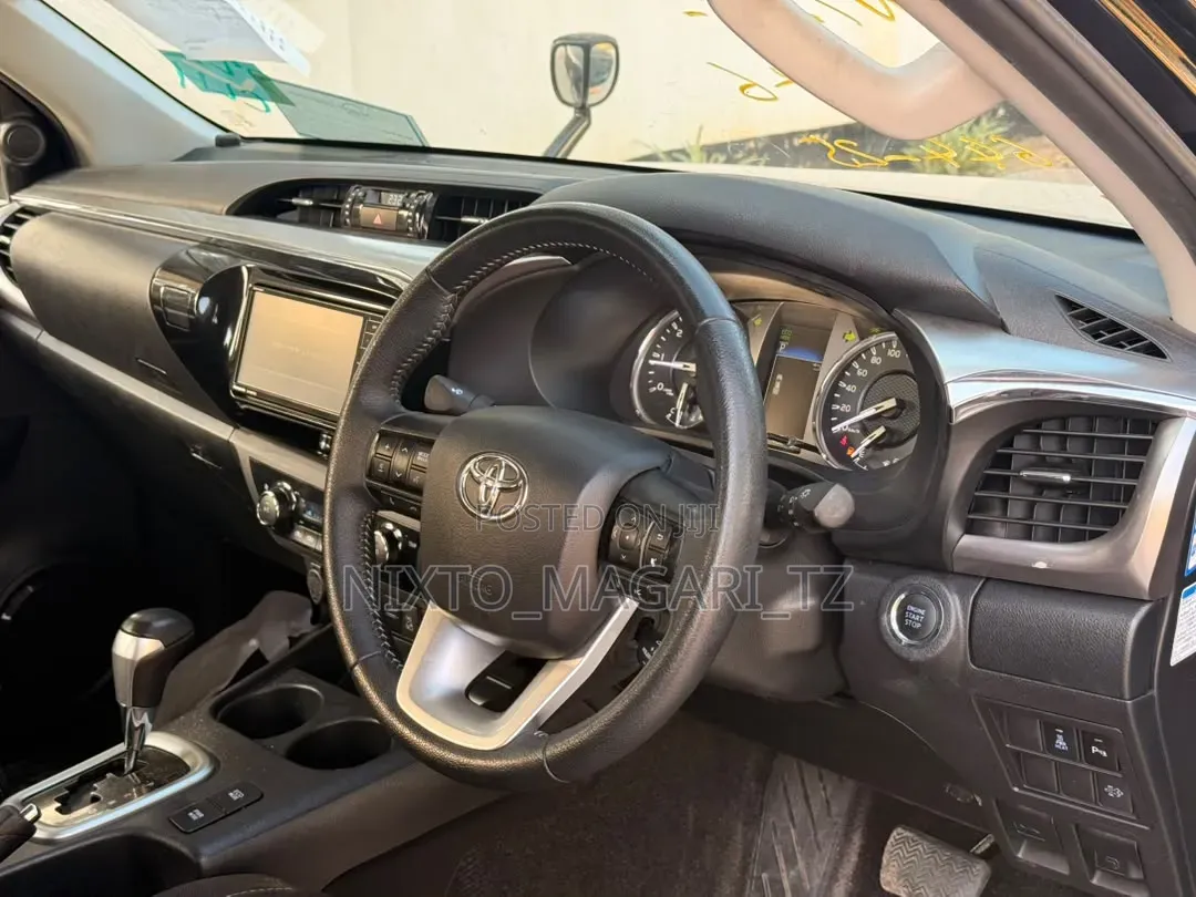 Toyota Hilux 2021 Black