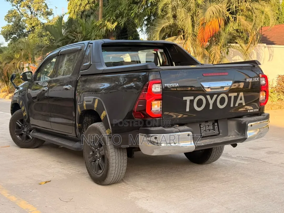 Toyota Hilux 2021 Black