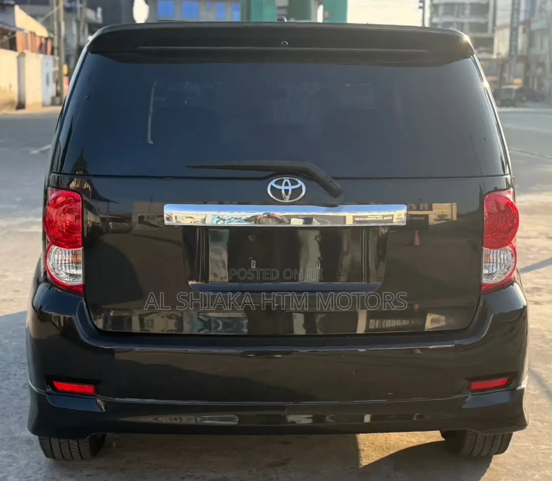 Toyota Corolla Rumion 2010 Black