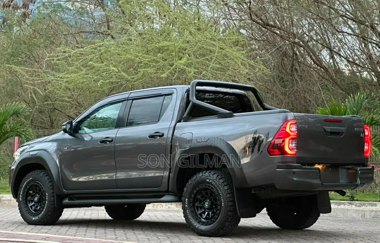 Toyota Hilux 2023 Gray