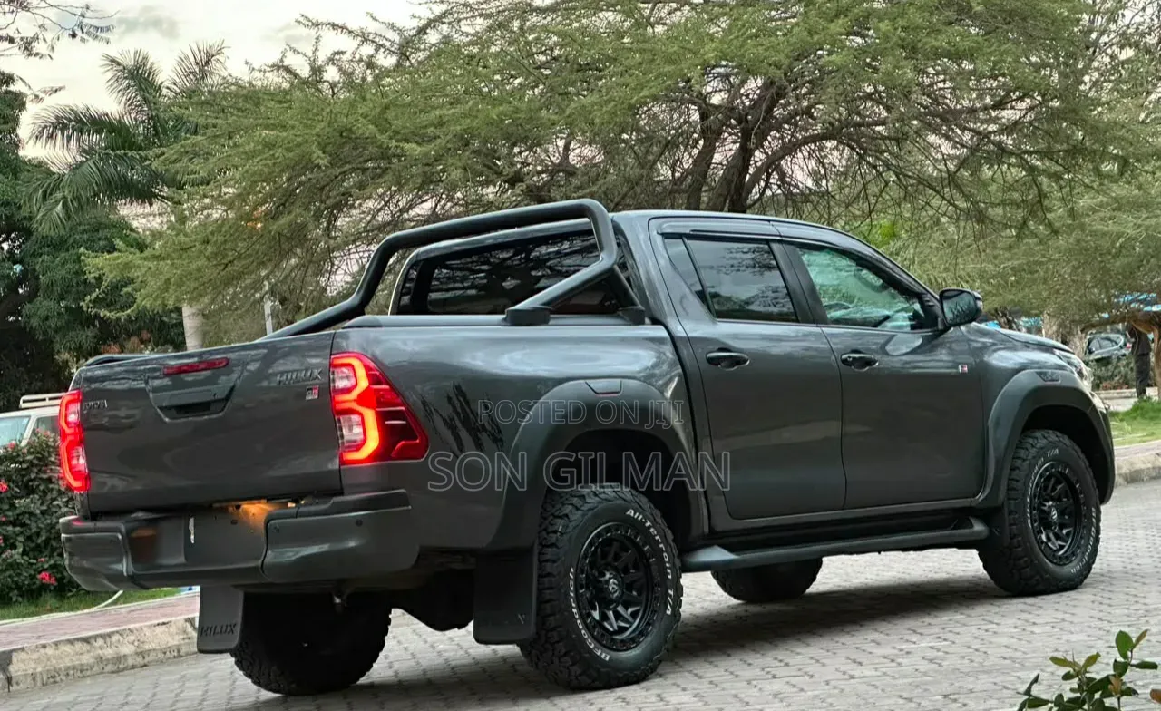 Toyota Hilux 2023 Gray