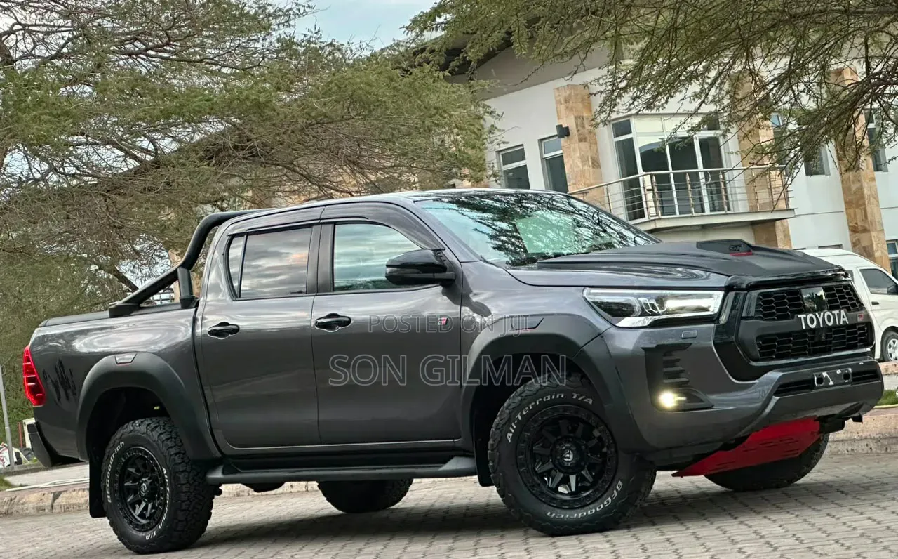 Toyota Hilux 2023 Gray