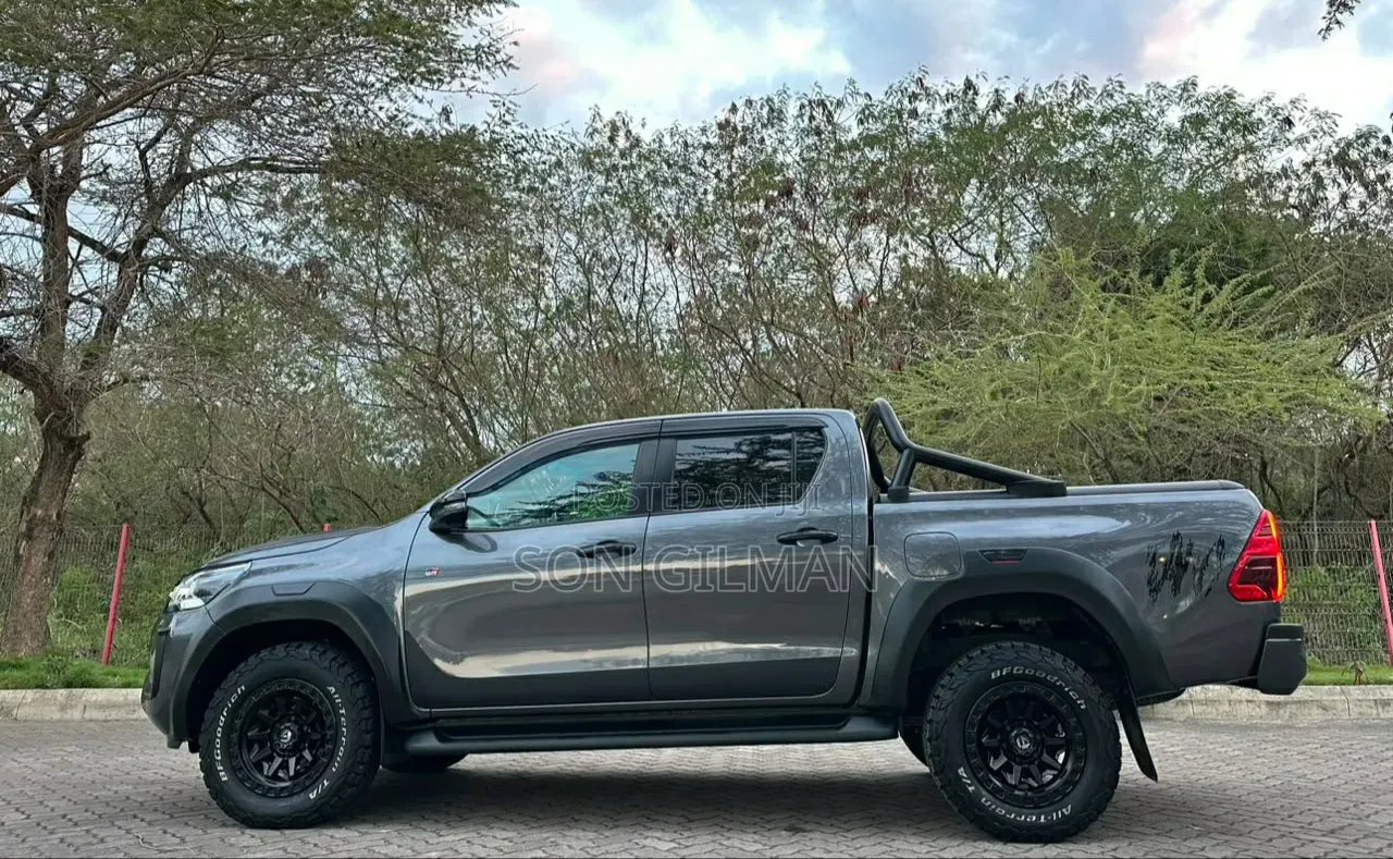 Toyota Hilux 2023 Gray
