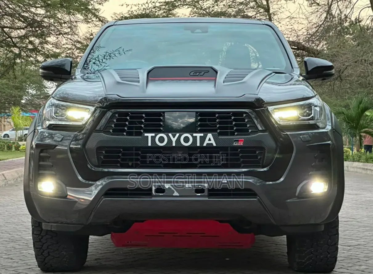 Toyota Hilux 2023 Gray