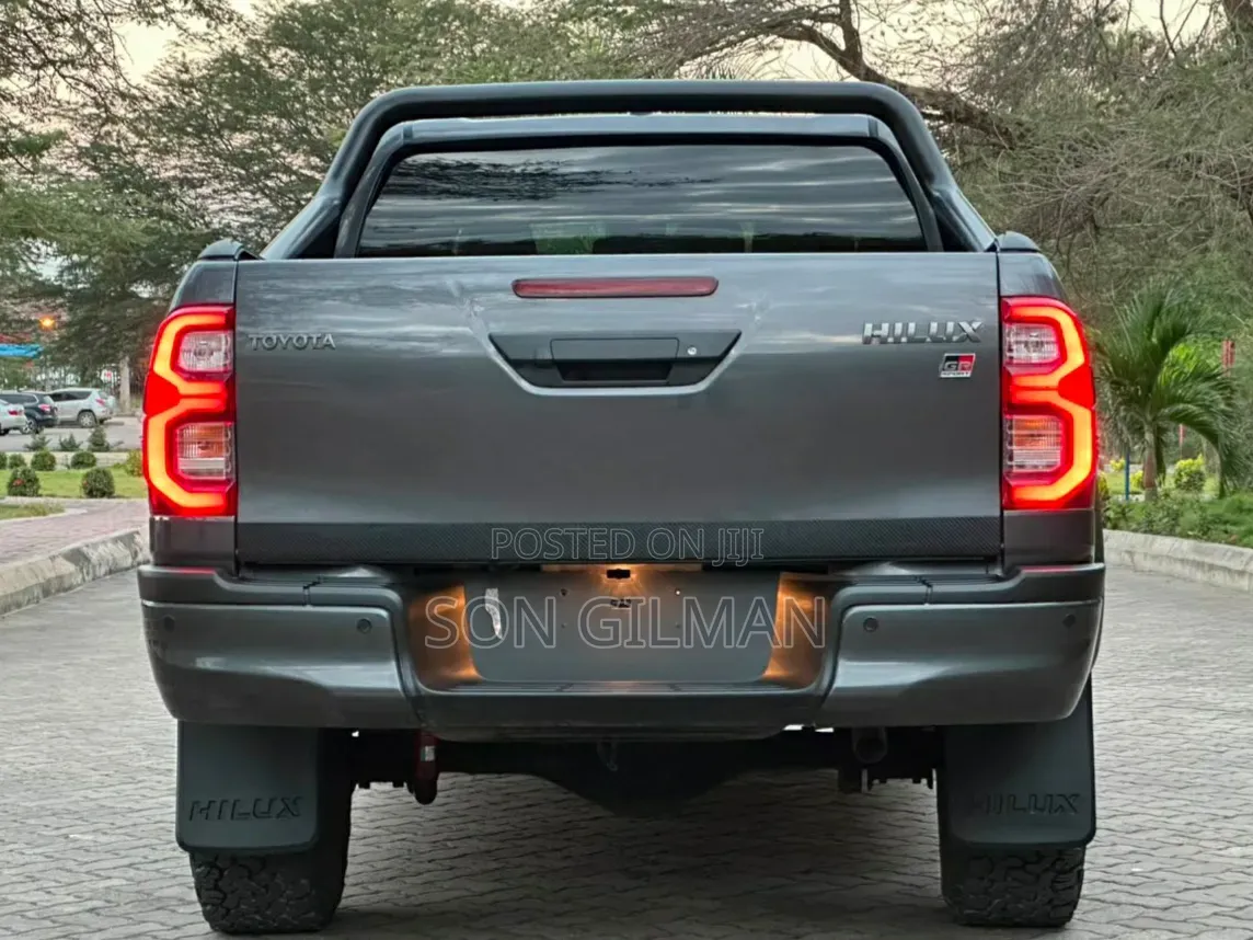 Toyota Hilux 2023 Gray