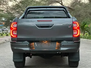 Toyota Hilux 2023 Gray