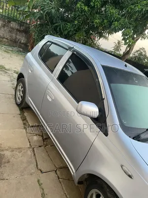 Toyota Vitz 2000 Silver