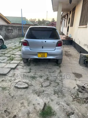 Toyota Vitz 2000 Silver