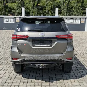 Toyota Fortuner 2.4 D RWD 2024 Gray