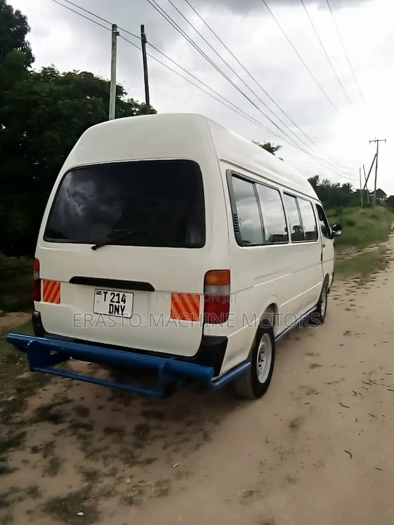 Toyota HiAce 2000 White