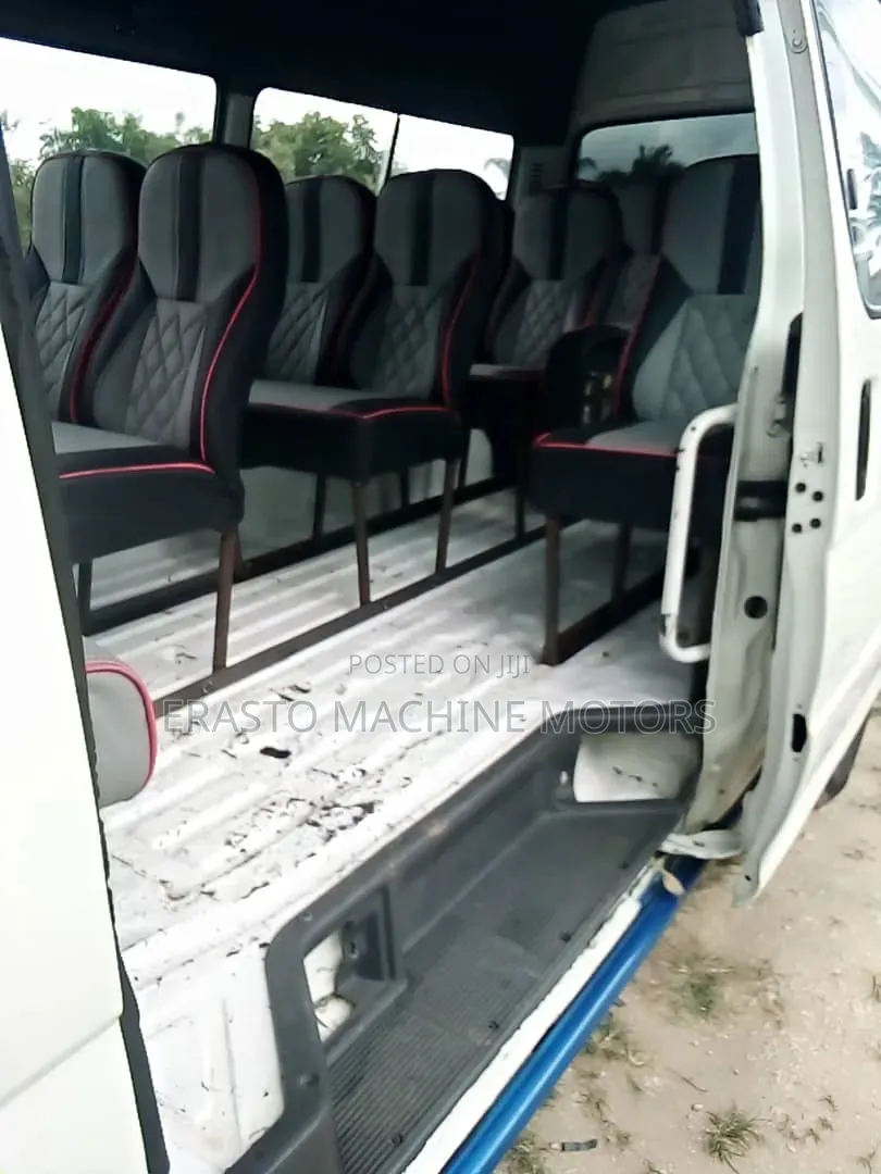 Toyota HiAce 2000 White