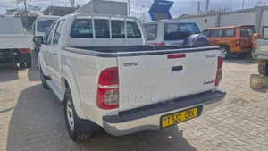 Toyota Hilux 2011 White