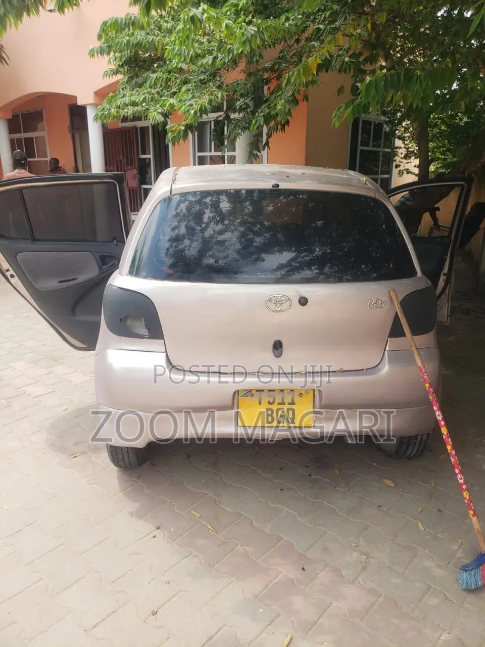 Toyota Vitz 2002 Silver