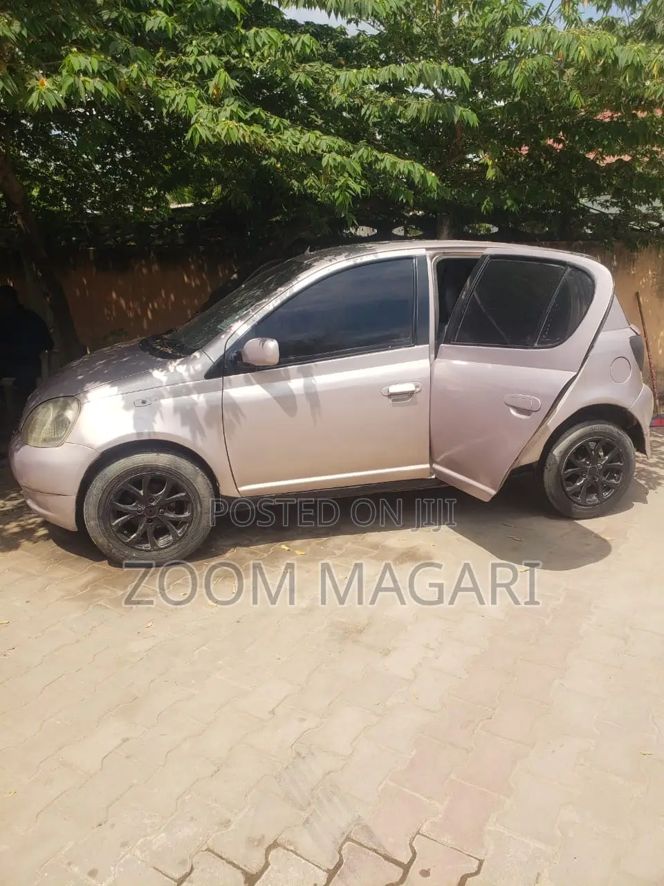 Toyota Vitz 2002 Silver