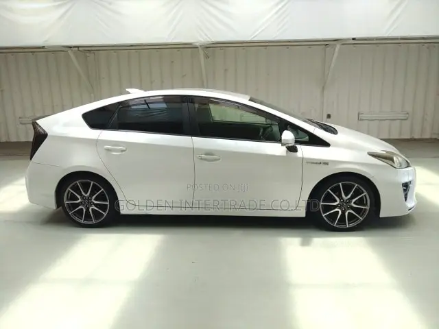 Toyota Prius Four 2013 White