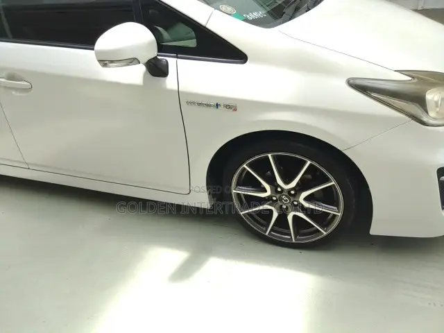 Toyota Prius Four 2013 White