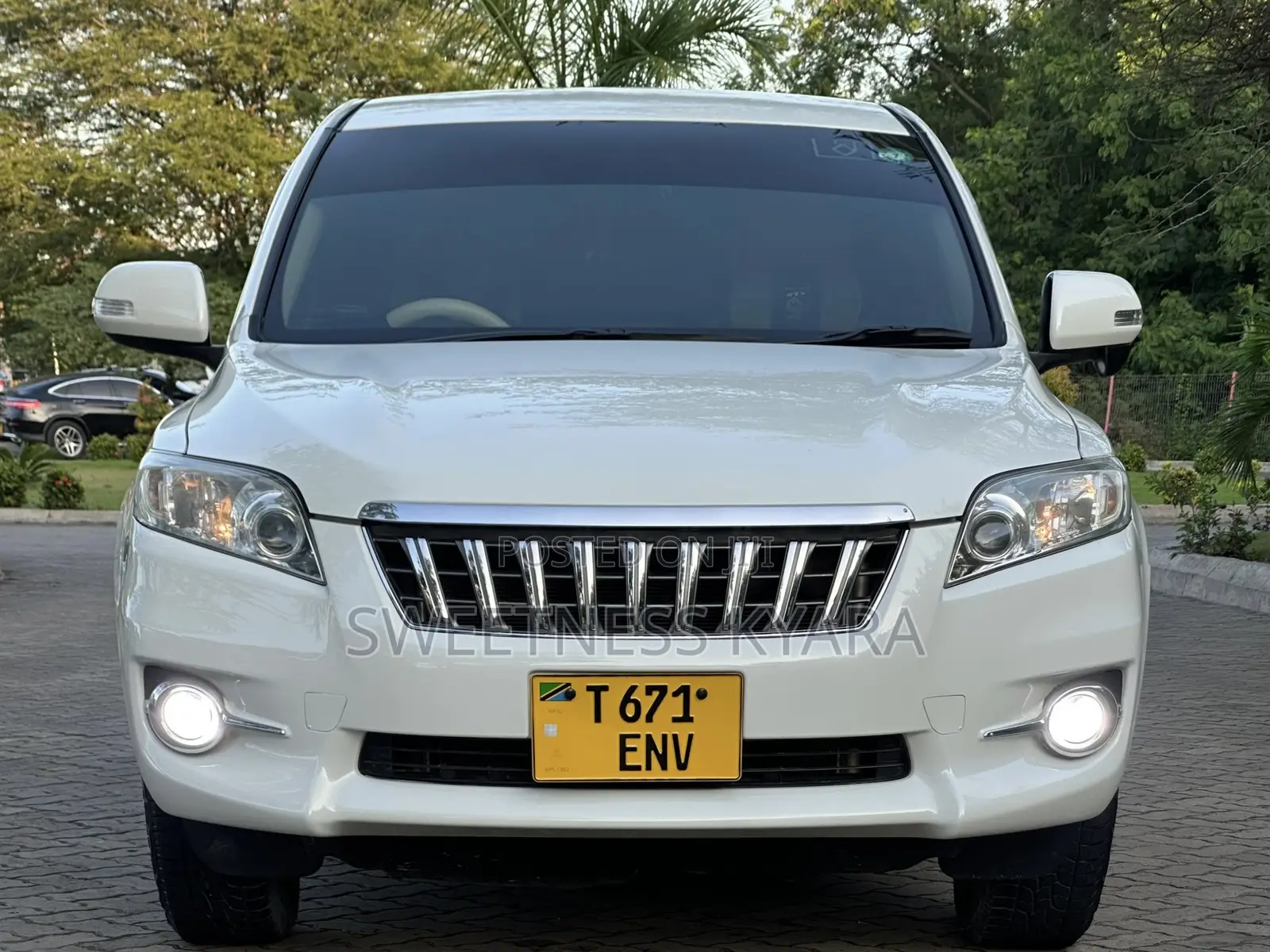 Toyota Vanguard 2011 White